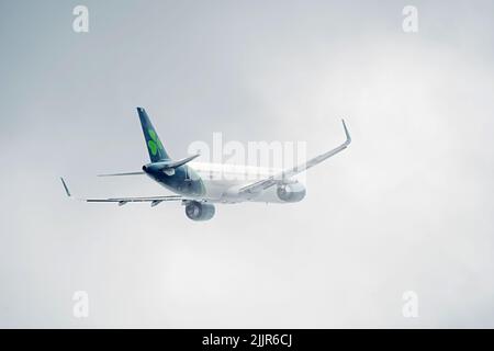Une photo d'un Airbus A320 Aer Lingus en vol depuis l'arrière après avoir quitté l'aéroport de Dublin Banque D'Images