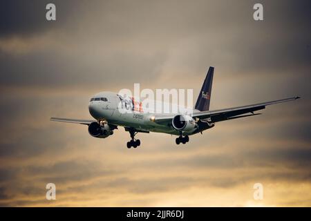 Une photo d'un Boeing 767 de FedEx qui débarque à l'aéroport de Dublin Banque D'Images