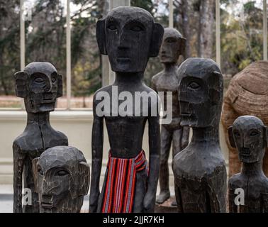 Un ensemble de poupées allongées en bois sombre sculptées à la main dans un musée de Madrid, en Espagne Banque D'Images