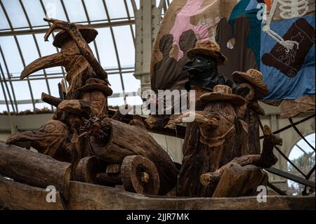 Un ensemble de poupées allongées en bois sombre sculpté à la main dans un musée de Madrid, en Espagne Banque D'Images