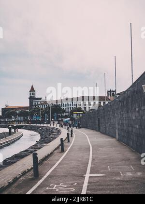 Un cliché vertical de bâtiments blancs dans le village de Nordeste, Sao Miguel, Açores, Portugal Banque D'Images