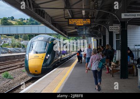 Totnes, Devon, Royaume-Uni. 26th juillet 2022. Un train GWR à destination de Londres à la gare de Totnes à Devon. Une nouvelle grève des trains a été annoncée pour le 13th août. Crédit : Maureen McLean/Alay Banque D'Images