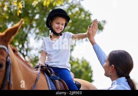 Job Bravo. jeune fille avec son instructeur avec un cheval en plein air dans une forêt. Banque D'Images