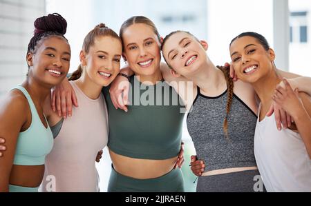 Étaient sur un auto-voyage ensemble. Un groupe diversifié de femmes debout ensemble après leur cours de yoga. Banque D'Images