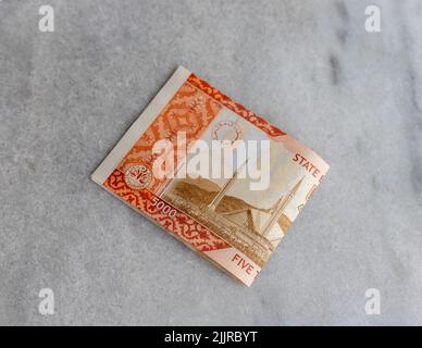 Billets de banque pakistanaise de 5000 roupies isolés sur fond de marbre. Banque D'Images