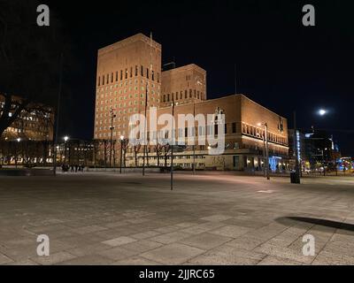 Le Conseil municipal (Radhuset), bâtiment phare à Oslo, Norvège la nuit Banque D'Images