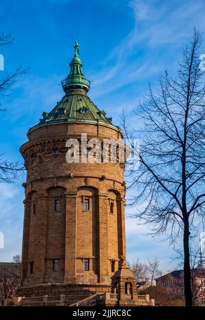 Une vue magnifique sur l'ancien château d'eau sous un ciel bleu à Mannheim, en Allemagne Banque D'Images