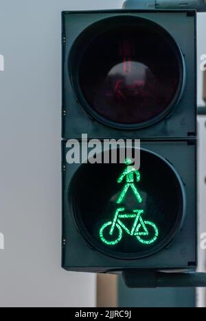 Feux de signalisation verts pour vélos et personnes Banque D'Images