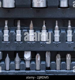 Un jeu d'outils Torx, de clés à douille, de tournevis et d'autres outils. Un outil de réparation de voiture. Mise au point sélective Banque D'Images