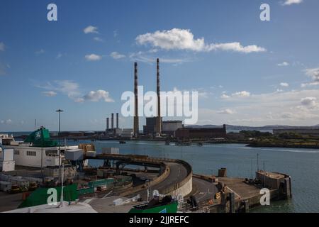 Vue panoramique sur le port de Dublin par une journée ensoleillée en Irlande Banque D'Images