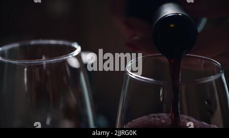 Verser le vin rouge dans le verre, dégustation et dégustation Banque D'Images