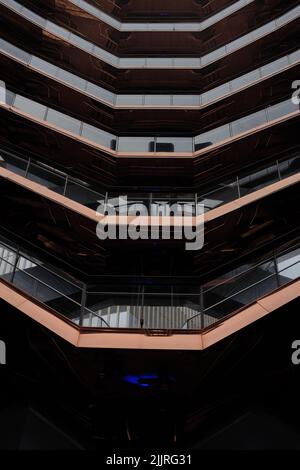 Une photo verticale à angle bas du bâtiment moderne en verre de Hudson yards à New York Banque D'Images