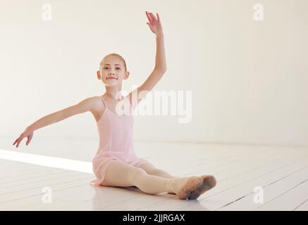La seule façon du faire est du faire. Une jeune ballerine dansant dans un studio. Banque D'Images