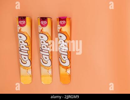 Algida Calippo Icicle. Glace italienne isolée sur fond orange Banque D'Images