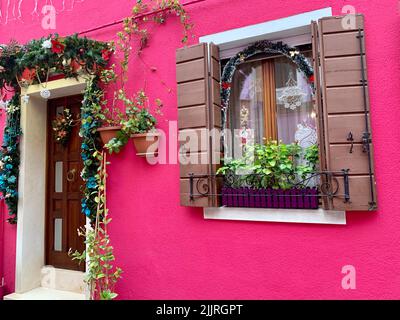 Une pittoresque maison rose rouge pourpre à Burano, Italie Banque D'Images