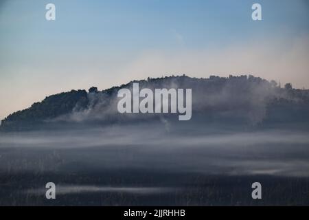 Schmilka, Allemagne. 28th juillet 2022. Des nuages de fumée des zones forestières en feu traversent le parc national de la Suisse saxonne. Crédit : Robert Michael/dpa/Alay Live News Banque D'Images