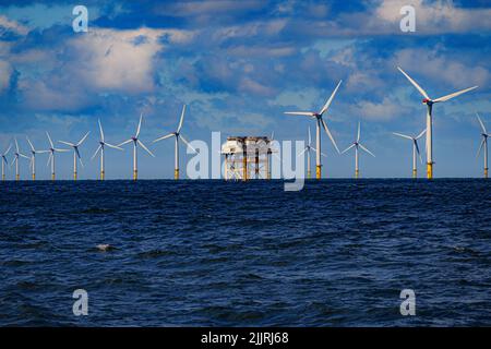 Gwynt y Mor de RWE, le 2nd plus grand parc éolien offshore du monde, situé à 13 kilomètres au large de Liverpool Bay, au large des côtes du Nord du pays de Galles. Date de la photo: Mardi 26 juillet 2022. Banque D'Images