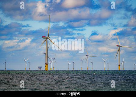 Gwynt y Mor de RWE, le 2nd plus grand parc éolien offshore du monde, situé à 13 kilomètres au large de Liverpool Bay, au large des côtes du Nord du pays de Galles. Date de la photo: Mardi 26 juillet 2022. Banque D'Images