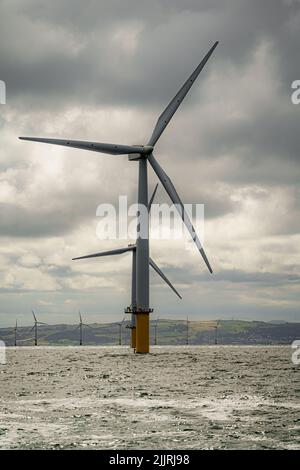 Gwynt y Mor de RWE, le 2nd plus grand parc éolien offshore du monde, situé à 13 kilomètres au large de Liverpool Bay, au large des côtes du Nord du pays de Galles. Date de la photo: Mardi 26 juillet 2022. Banque D'Images