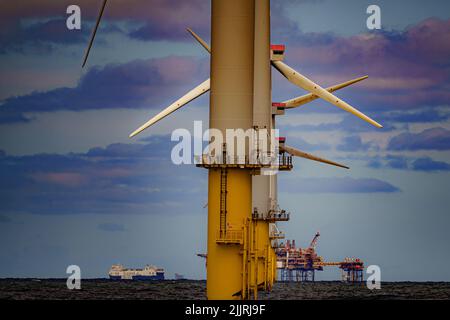 Gwynt y Mor de RWE, le 2nd plus grand parc éolien offshore du monde, situé à 13 kilomètres au large de Liverpool Bay, au large des côtes du Nord du pays de Galles. Date de la photo: Mardi 26 juillet 2022. Banque D'Images