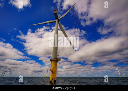 Gwynt y Mor de RWE, le 2nd plus grand parc éolien offshore du monde, situé à 13 kilomètres au large de Liverpool Bay, au large des côtes du Nord du pays de Galles. Date de la photo: Mardi 26 juillet 2022. Banque D'Images