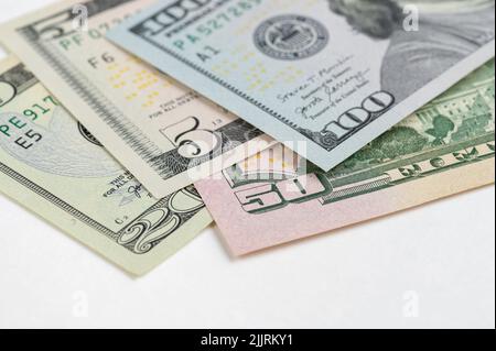 billets de 5, 20, 50, 100 dollars sous différents angles. Gros plan des dollars sur fond blanc. Banque D'Images