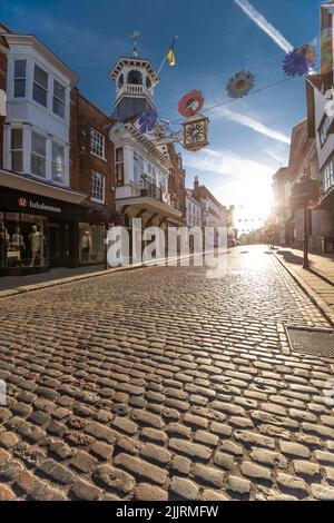 Tôt le matin Sun à Guildford célèbre place en Angleterre Guildford High Street Surrey Angleterre Europe Banque D'Images