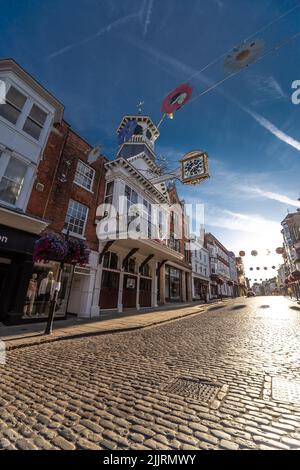 Tôt le matin Sun à Guildford célèbre place en Angleterre Guildford High Street Surrey Angleterre Europe Banque D'Images