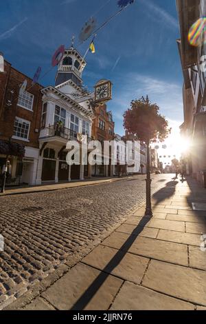 Tôt le matin Sun à Guildford célèbre place en Angleterre Guildford High Street Surrey Angleterre Europe Banque D'Images