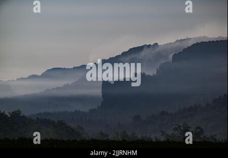 Schmilka, Allemagne. 28th juillet 2022. Des nuages de fumée des zones forestières en feu traversent le parc national de la Suisse saxonne. Crédit : Robert Michael/dpa/Alay Live News Banque D'Images