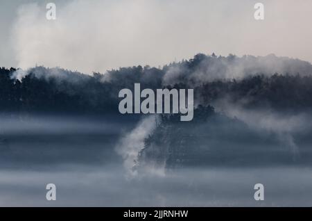 Schmilka, Allemagne. 28th juillet 2022. Des nuages de fumée des zones forestières en feu traversent le parc national de la Suisse saxonne. Crédit : Robert Michael/dpa/Alay Live News Banque D'Images