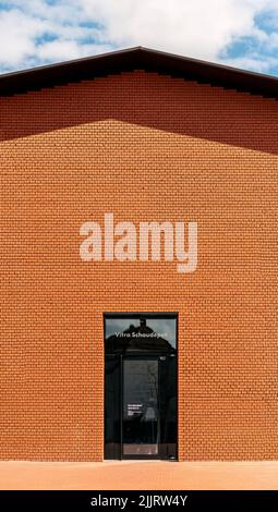 Une photo verticale du chic musée Vitra SchauDepot et magasin à façade orange à Weil am Rhein, en Allemagne Banque D'Images