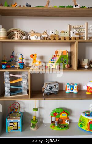 Une étagère avec des jouets en bois pour enfants dans la chambre des enfants. Concept pour enfants. Banque D'Images