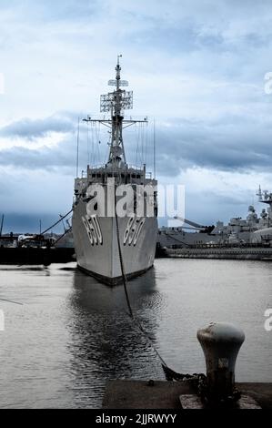 Un cliché vertical du destroyer USS Joseph P. Kennedy Jr dans le Battleship Cove Museum, Massachusetts, États-Unis Banque D'Images