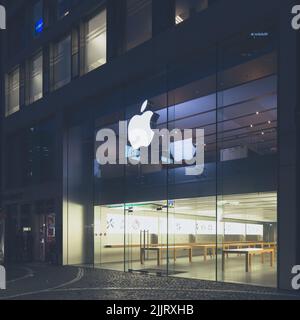 Une belle vue sur un magasin Apple fermé la nuit à Francfort-sur-le-main, en Allemagne Banque D'Images