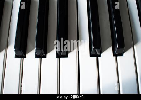 Vue de dessus d'un détail de touches de piano noir et blanc Banque D'Images