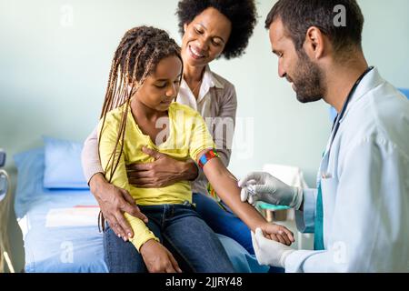 Le pédiatre prend le sang d'un patient enfant. Concept de coronavirus de test d'anticorps pour les soins de santé Banque D'Images