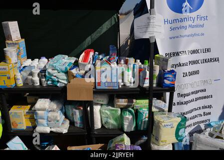 L'aide humanitaire au Centre d'accueil des réfugiés de l'Ukraine à Medyka, en Pologne. Banque D'Images