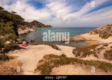 Spiaggia del Cottoncello, une plage de sable blanc gratuite entourée de falaises de granit blanc et lisse, est parfaite pour faire de la plongée avec tuba près de Sant Andrea, île d'Elbe Banque D'Images