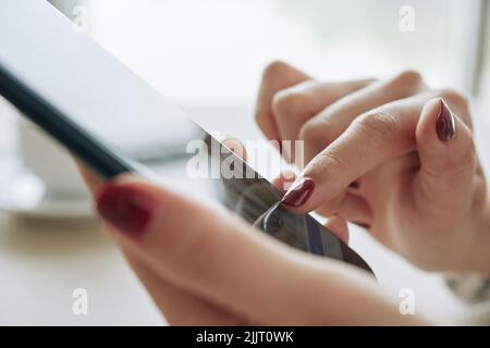 Image rapprochée d'une femme utilisant une application sur un smartphone Banque D'Images