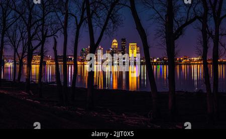 Une belle photo de Louisville la nuit Banque D'Images