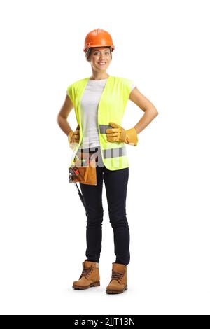 Portrait d'une travailleuse de construction portant un casque et une ceinture à outils isolée sur fond blanc Banque D'Images