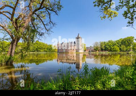 Holsbeek, Belgique - 06 mai 2022 : vue sur le château historique Van Horst avec lac et parc en été Banque D'Images