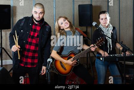 groupe de musiciens de rock posant avec des instruments Banque D'Images