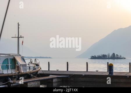 Un bateau blanc ancré près du quai en bois Banque D'Images