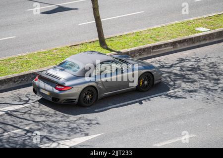 Photo d'une voiture de sport Porsche Turbo S dans les rues de Lisbonne Banque D'Images