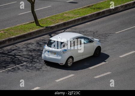 Une photo d'une voiture TVDE transportant des passagers dans les rues de Lisbonne Banque D'Images