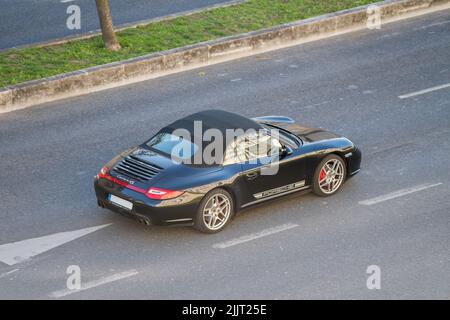 Une photo d'une voiture de sport Porsche 911 Carrera 4S dans les rues de Lisbonne Banque D'Images