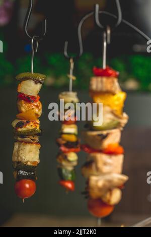 Un cliché de mise au point verticale sélective d'un délicieux barbecue Banque D'Images