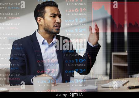 Homme d'affaires stressé et en colère, négociant sur le marché boursier pendant une crise financière. Trader sur un marché baissier avec des actions qui s'écrasant montrant rouge Banque D'Images